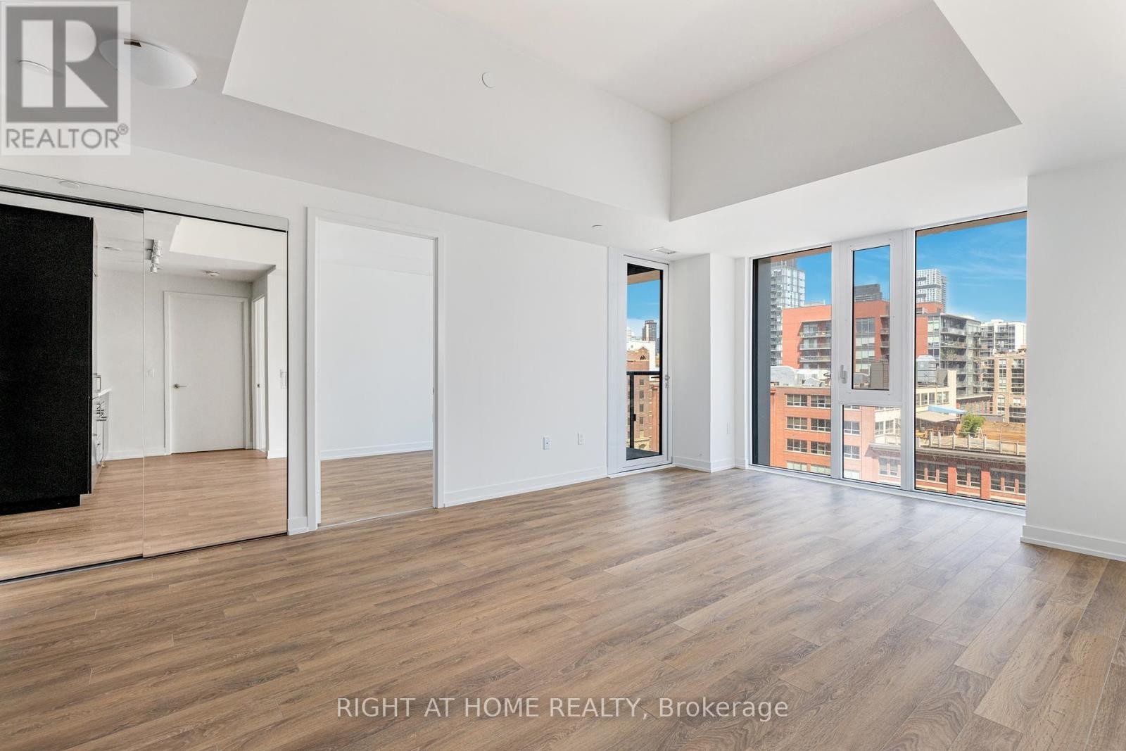 












714 - 158 FRONT STREET E

,
Toronto (Moss Park),




Ontario
M5A0K9

