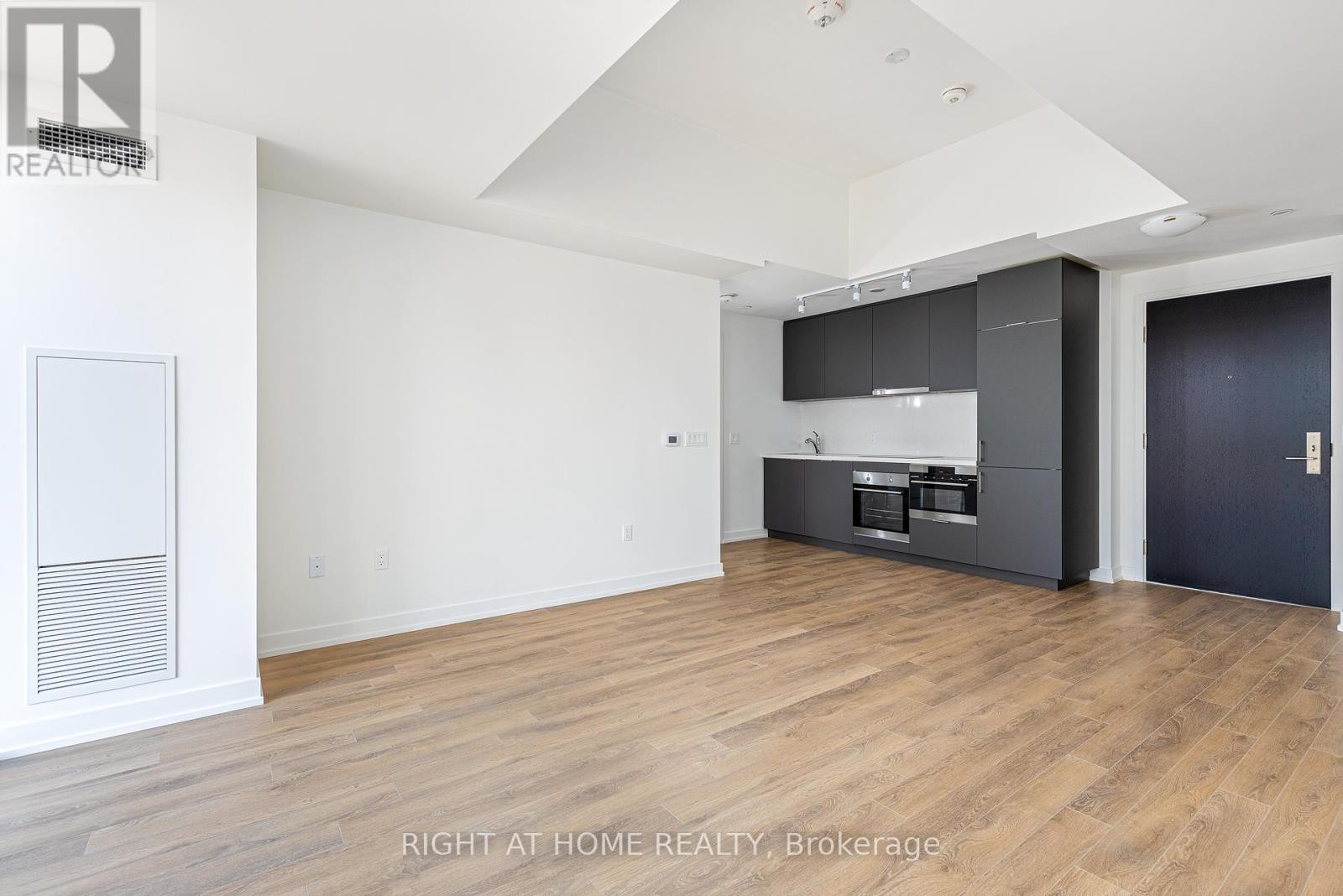 












714 - 158 FRONT STREET E

,
Toronto (Moss Park),




Ontario
M5A0K9

