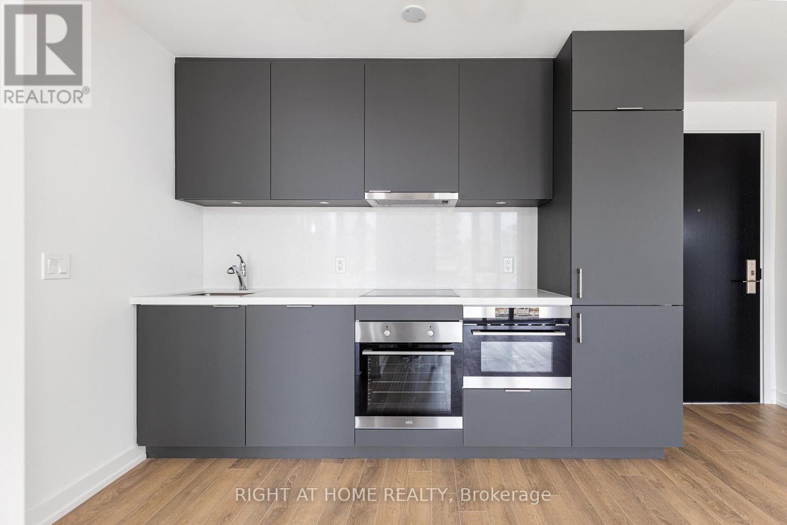 












714 - 158 FRONT STREET E

,
Toronto (Moss Park),




Ontario
M5A0K9

