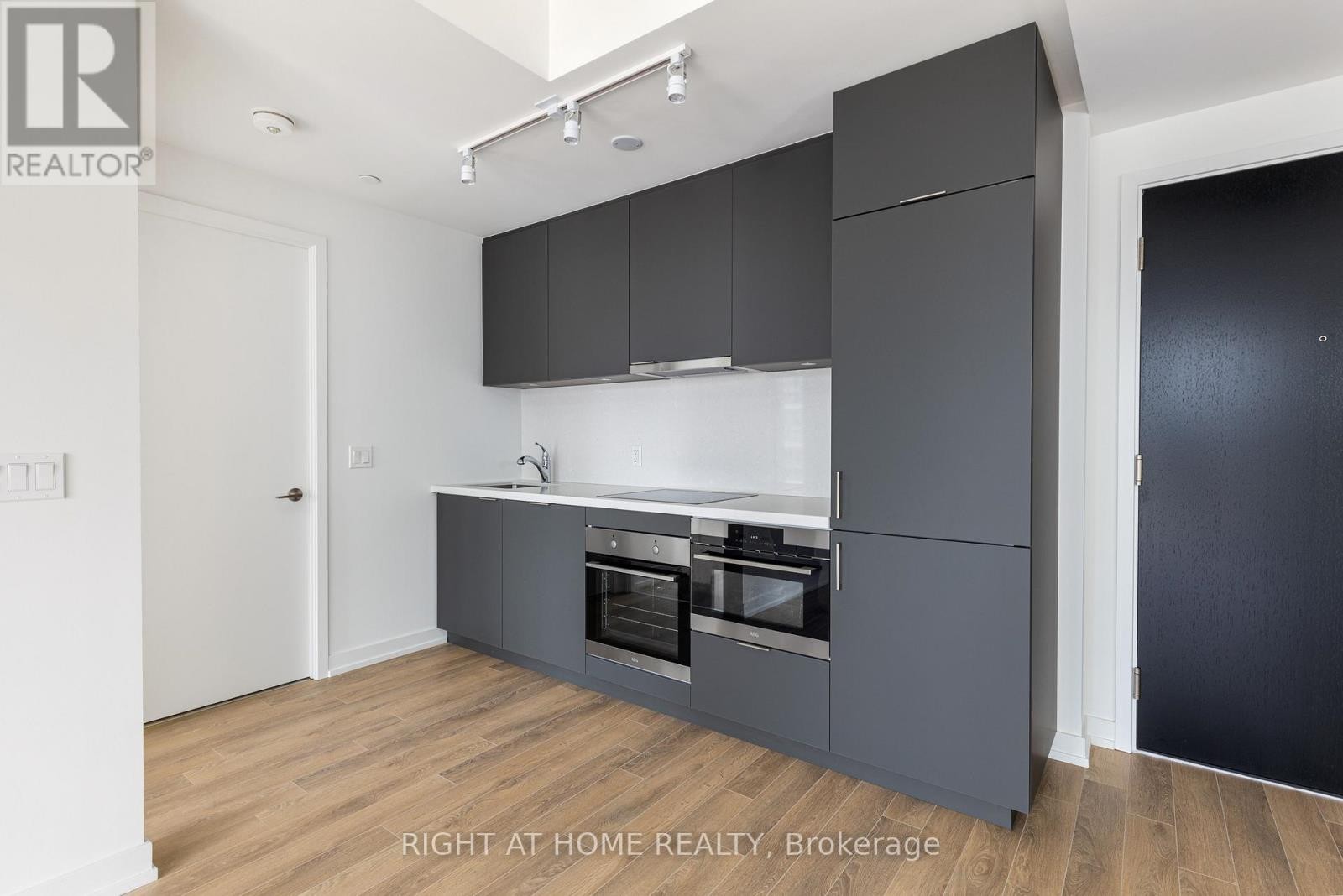 












714 - 158 FRONT STREET E

,
Toronto (Moss Park),




Ontario
M5A0K9

