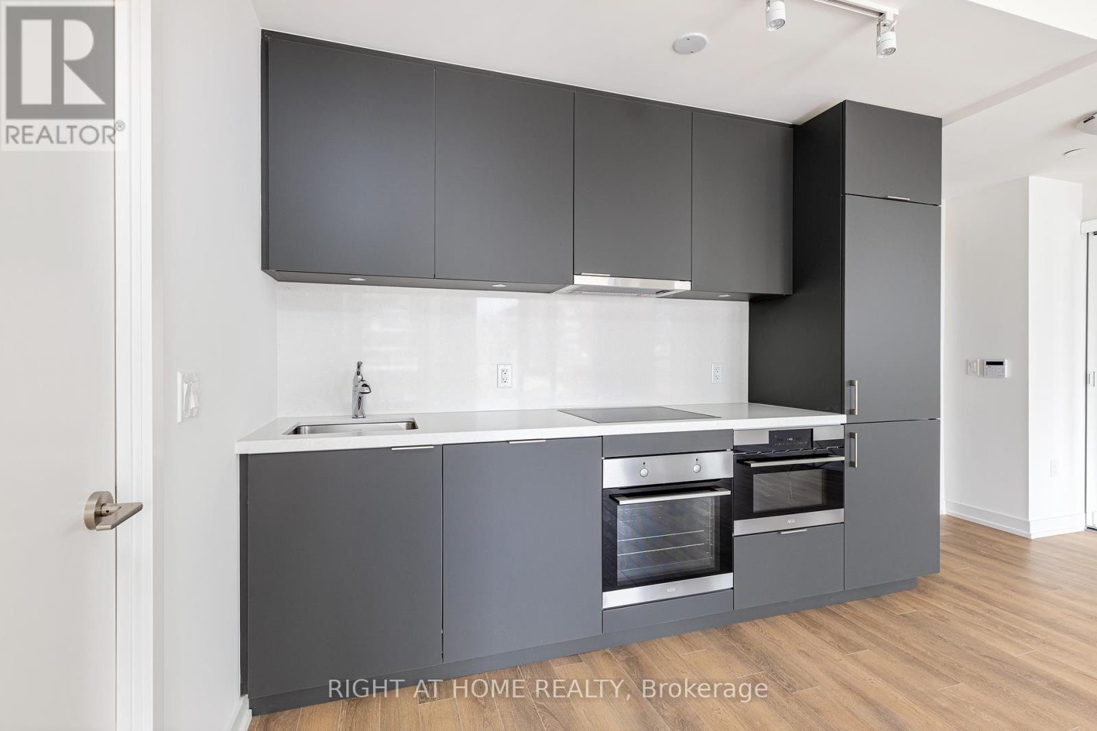 












714 - 158 FRONT STREET E

,
Toronto (Moss Park),




Ontario
M5A0K9

