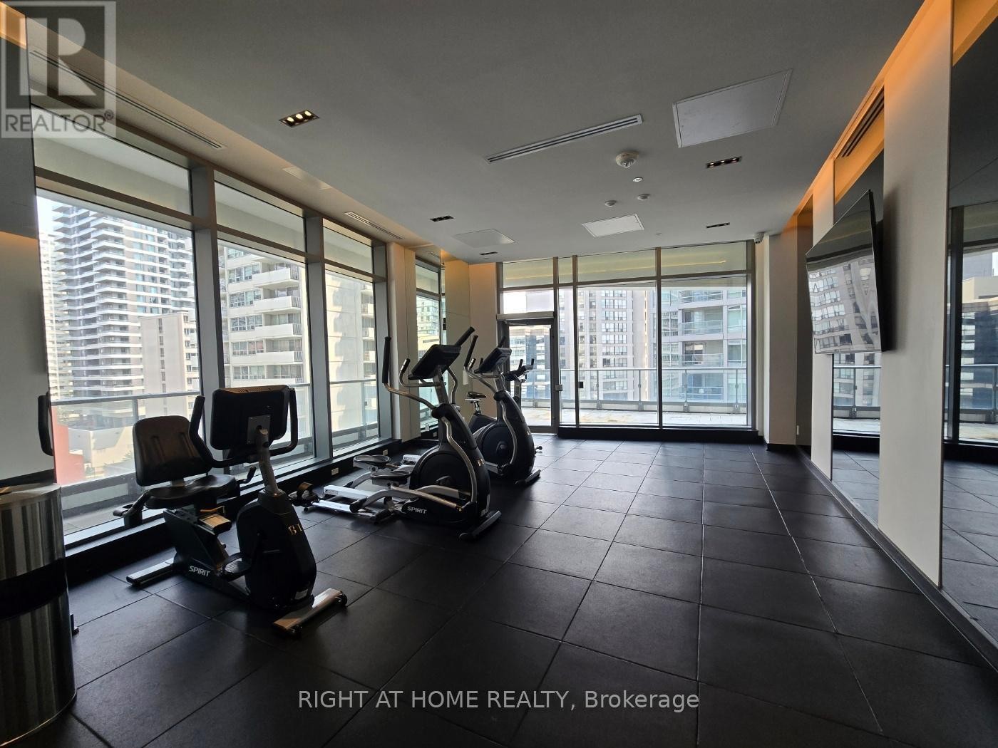 












902 - 2221 YONGE STREET

,
Toronto (Mount Pleasant West),




Ontario
M4S0B8

