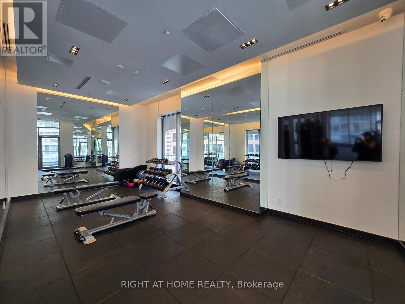 












902 - 2221 YONGE STREET

,
Toronto (Mount Pleasant West),




Ontario
M4S0B8

