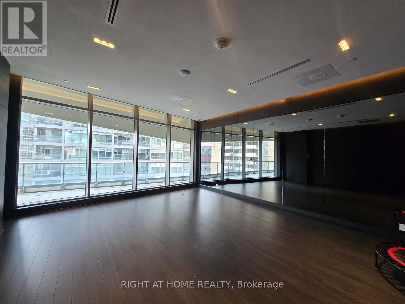 












902 - 2221 YONGE STREET

,
Toronto (Mount Pleasant West),




Ontario
M4S0B8

