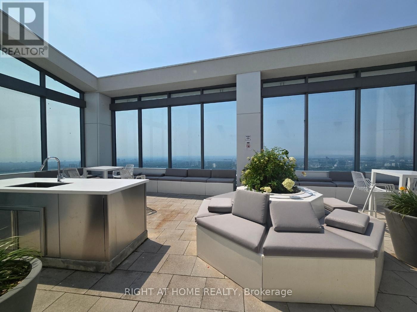 












902 - 2221 YONGE STREET

,
Toronto (Mount Pleasant West),




Ontario
M4S0B8

