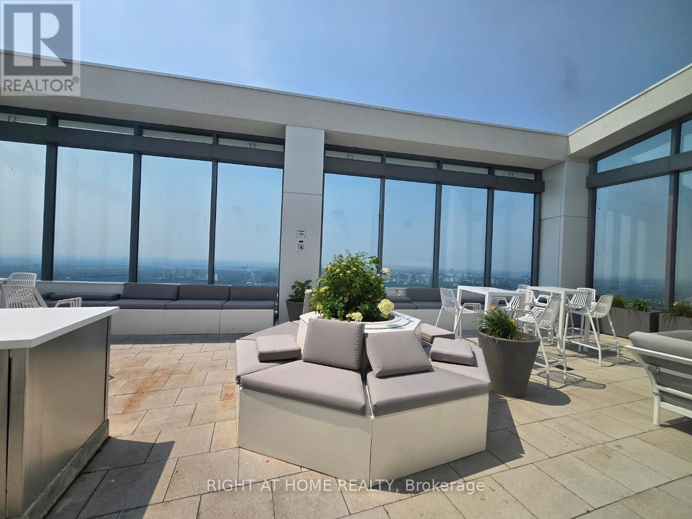 












902 - 2221 YONGE STREET

,
Toronto (Mount Pleasant West),




Ontario
M4S0B8

