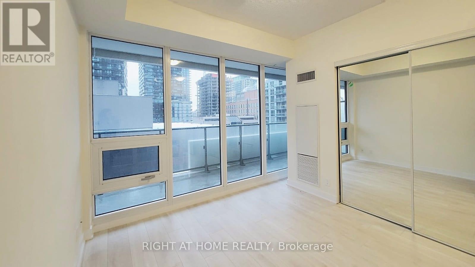 












902 - 2221 YONGE STREET

,
Toronto (Mount Pleasant West),




Ontario
M4S0B8

