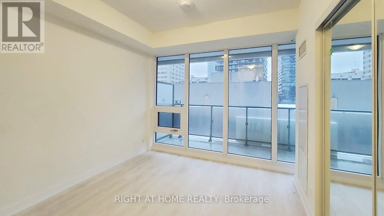 












902 - 2221 YONGE STREET

,
Toronto (Mount Pleasant West),




Ontario
M4S0B8

