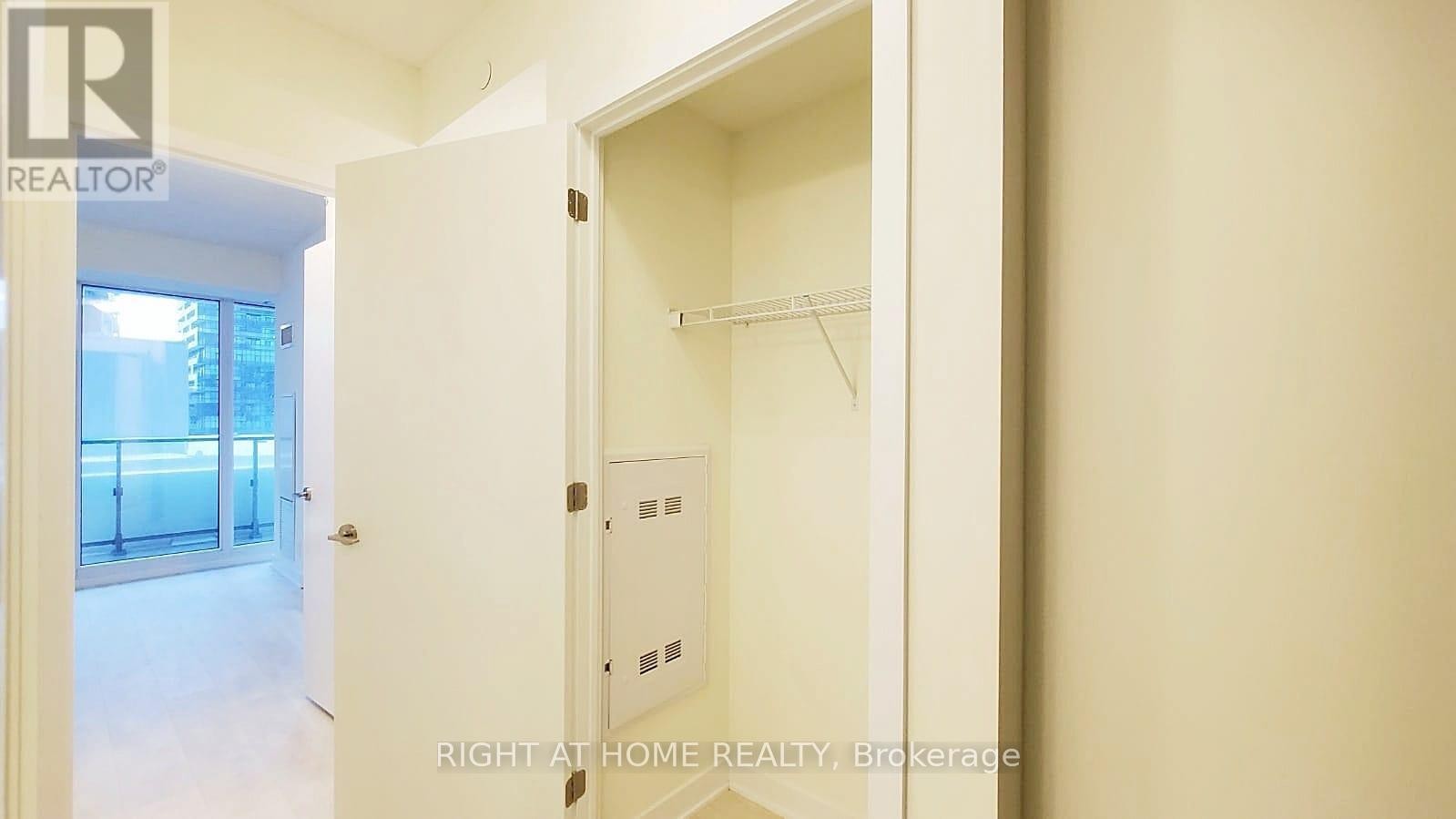 












902 - 2221 YONGE STREET

,
Toronto (Mount Pleasant West),




Ontario
M4S0B8

