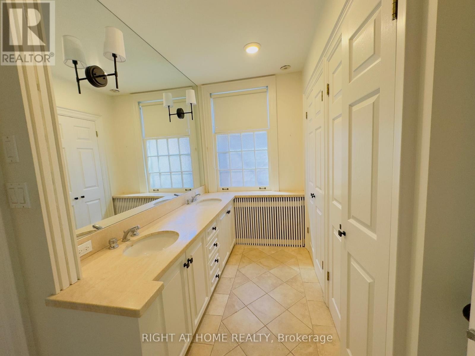












72 GLENGOWAN ROAD

,
Toronto (Lawrence Park South),




Ontario
M4N1G4

