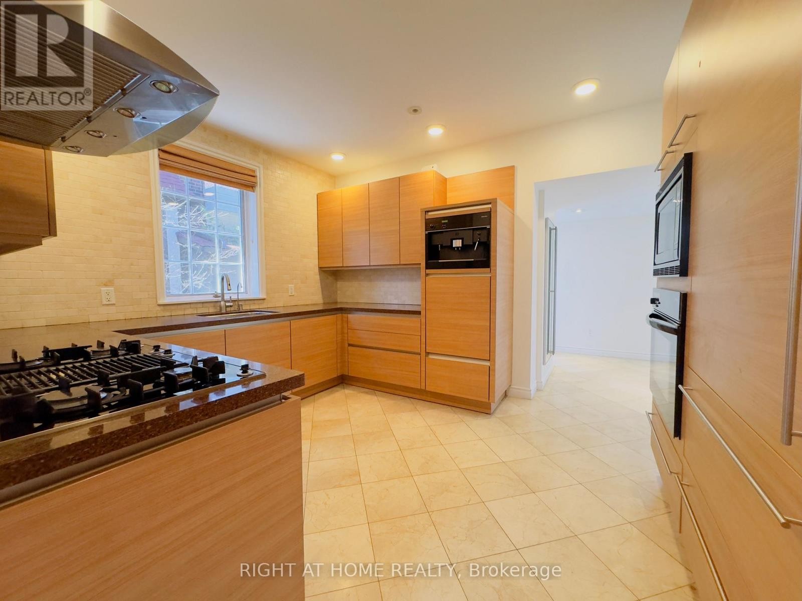 












72 GLENGOWAN ROAD

,
Toronto (Lawrence Park South),




Ontario
M4N1G4

