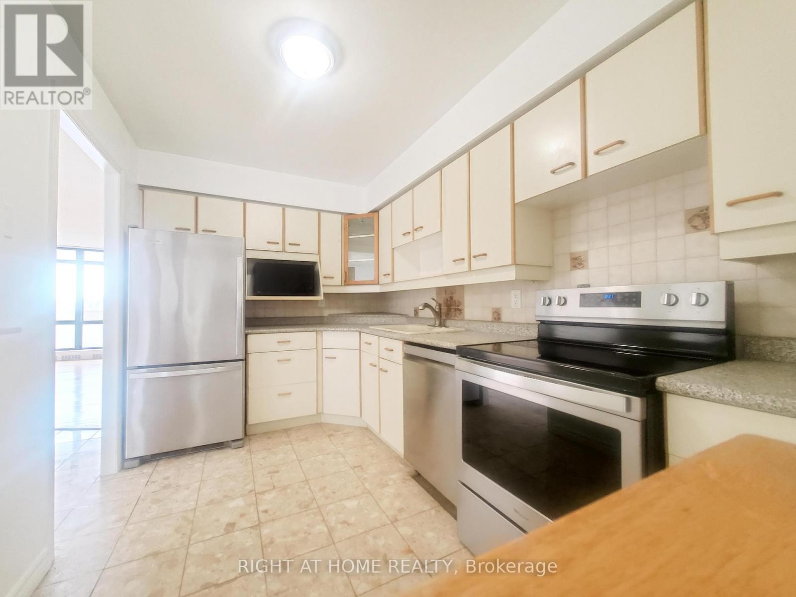












607 - 3300 DON MILLS ROAD

,
Toronto (Don Valley Village),




Ontario
M2J4X7

