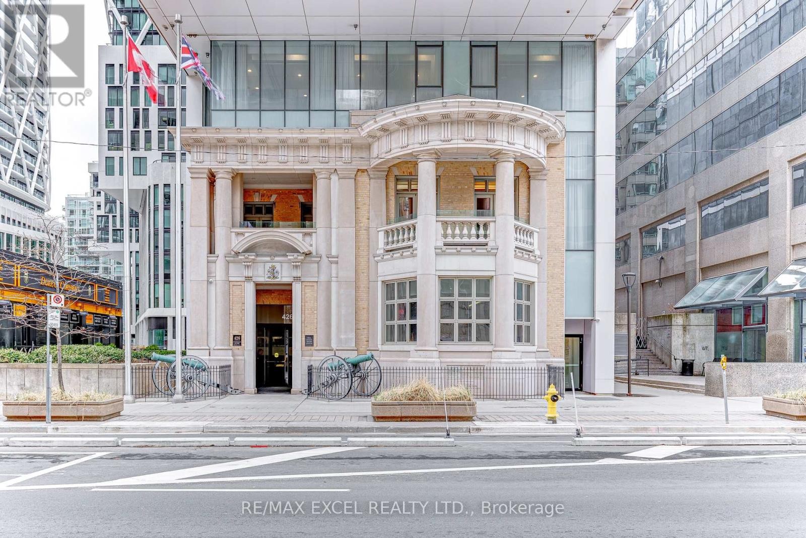 












1705 - 426 UNIVERSITY AVENUE

,
Toronto (Kensington-Chinatown),




Ontario
M5G1S9


