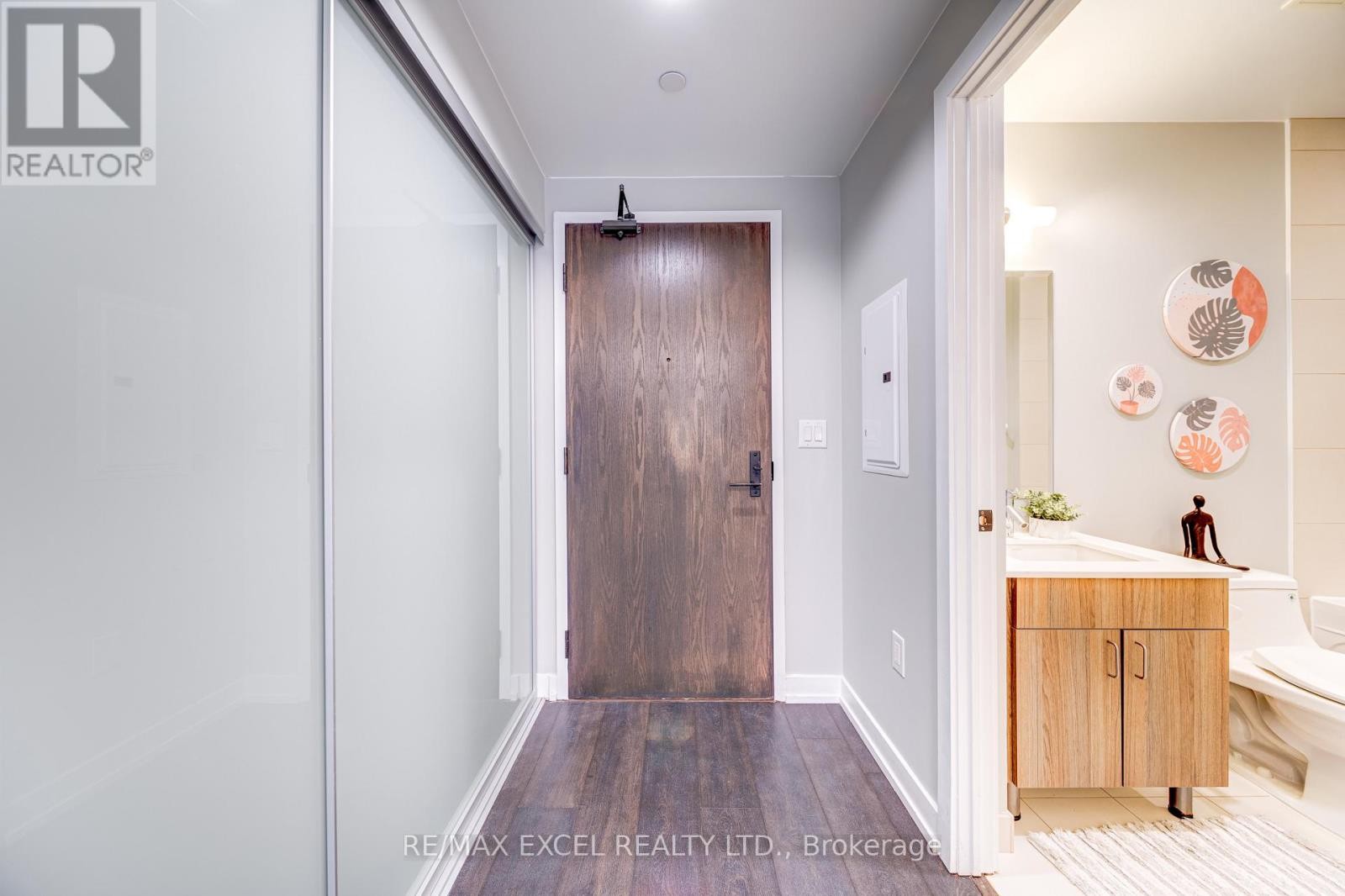 












1705 - 426 UNIVERSITY AVENUE

,
Toronto (Kensington-Chinatown),




Ontario
M5G1S9

