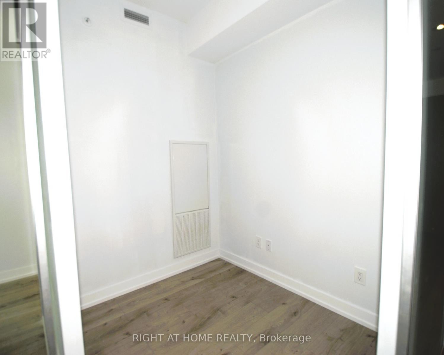 












733 - 161 ROEHAMPTON AVENUE

,
Toronto (Mount Pleasant West),




Ontario
M4P0C8

