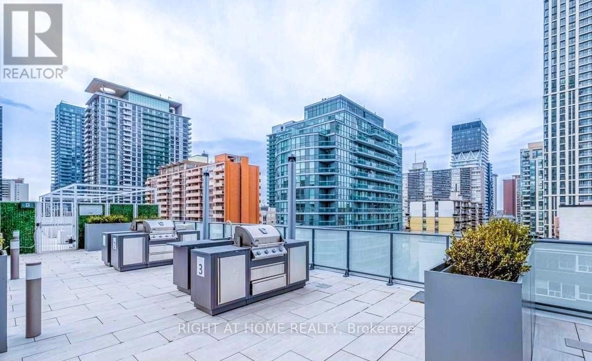 












733 - 161 ROEHAMPTON AVENUE

,
Toronto (Mount Pleasant West),




Ontario
M4P0C8

