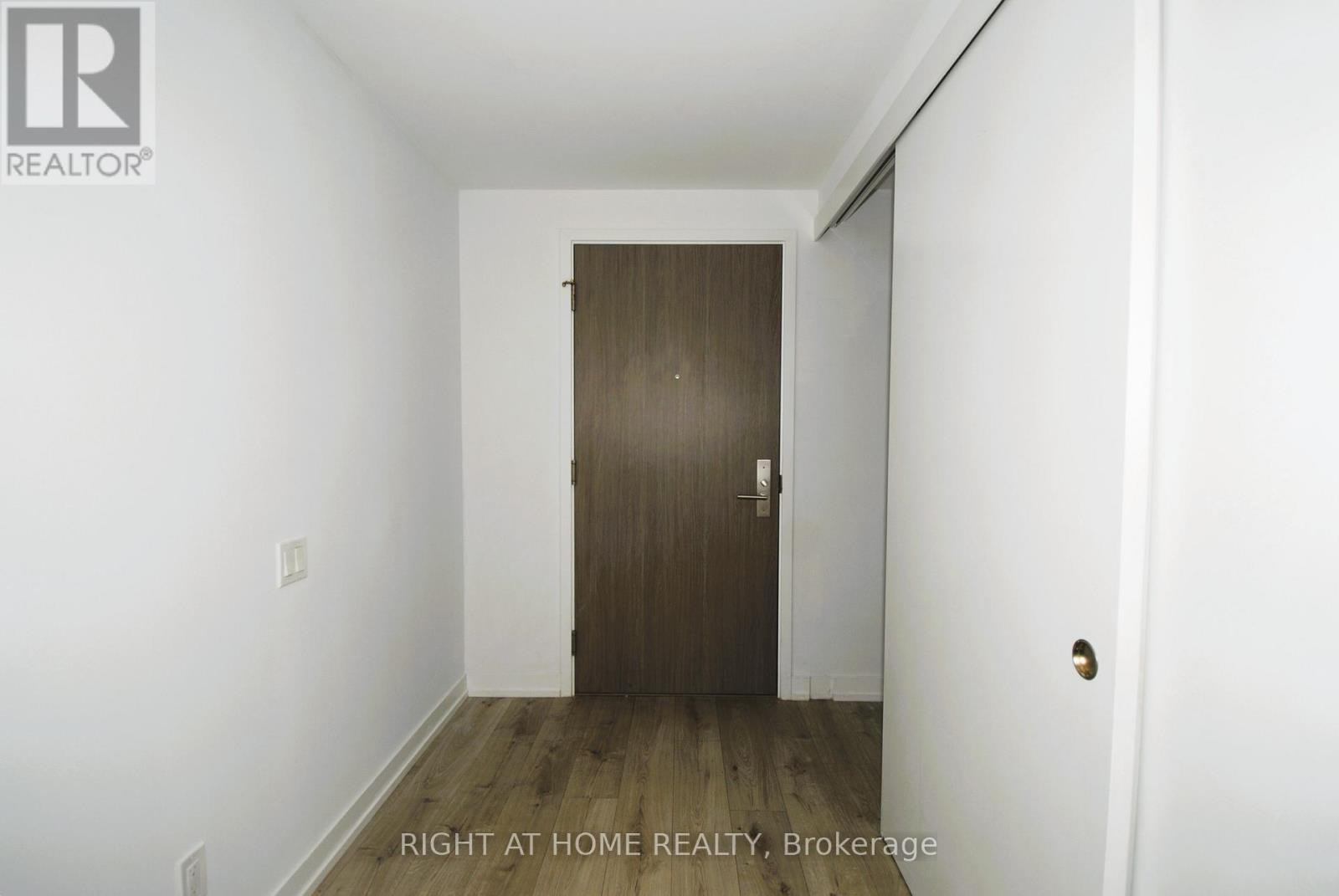 












733 - 161 ROEHAMPTON AVENUE

,
Toronto (Mount Pleasant West),




Ontario
M4P0C8

