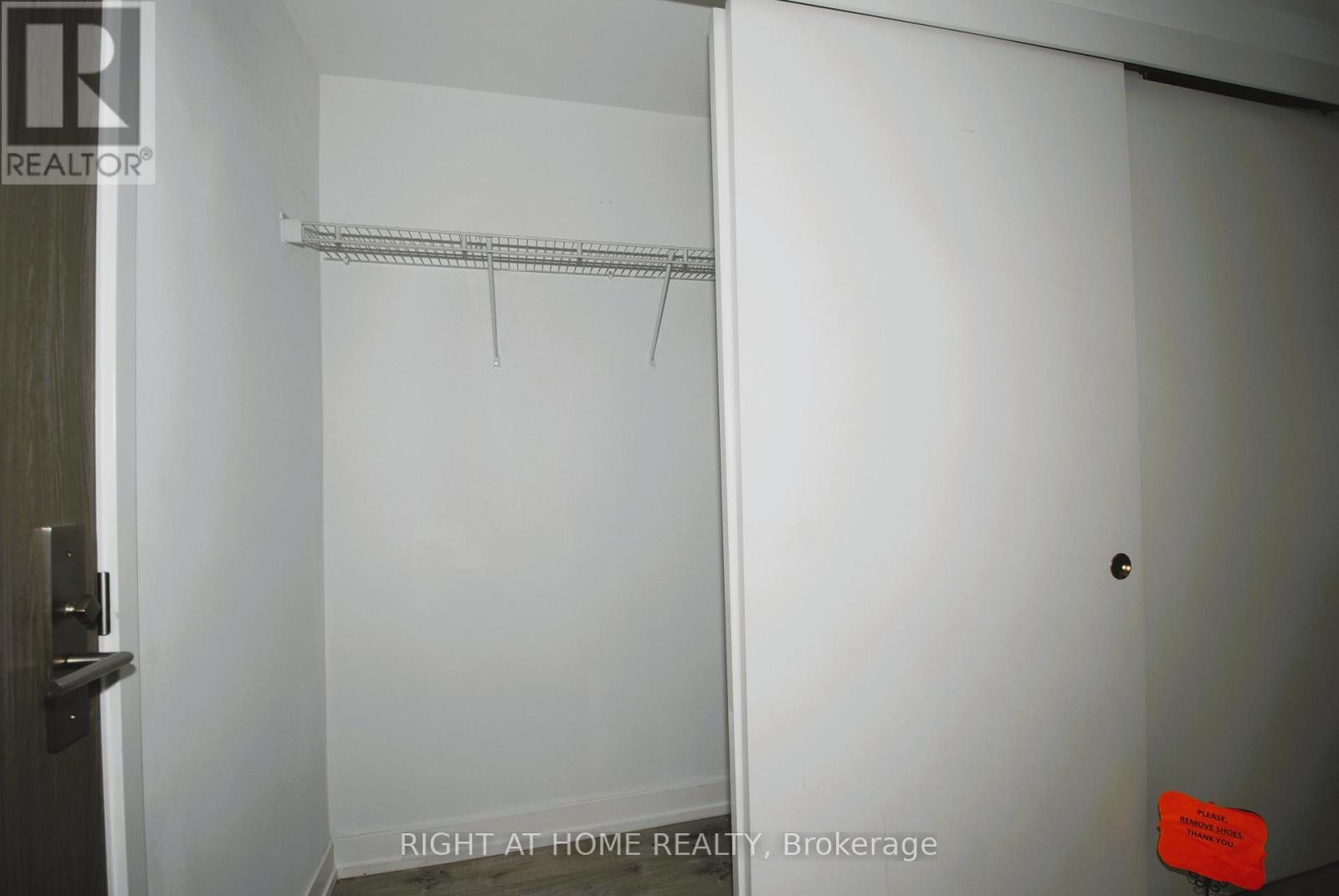 












733 - 161 ROEHAMPTON AVENUE

,
Toronto (Mount Pleasant West),




Ontario
M4P0C8

