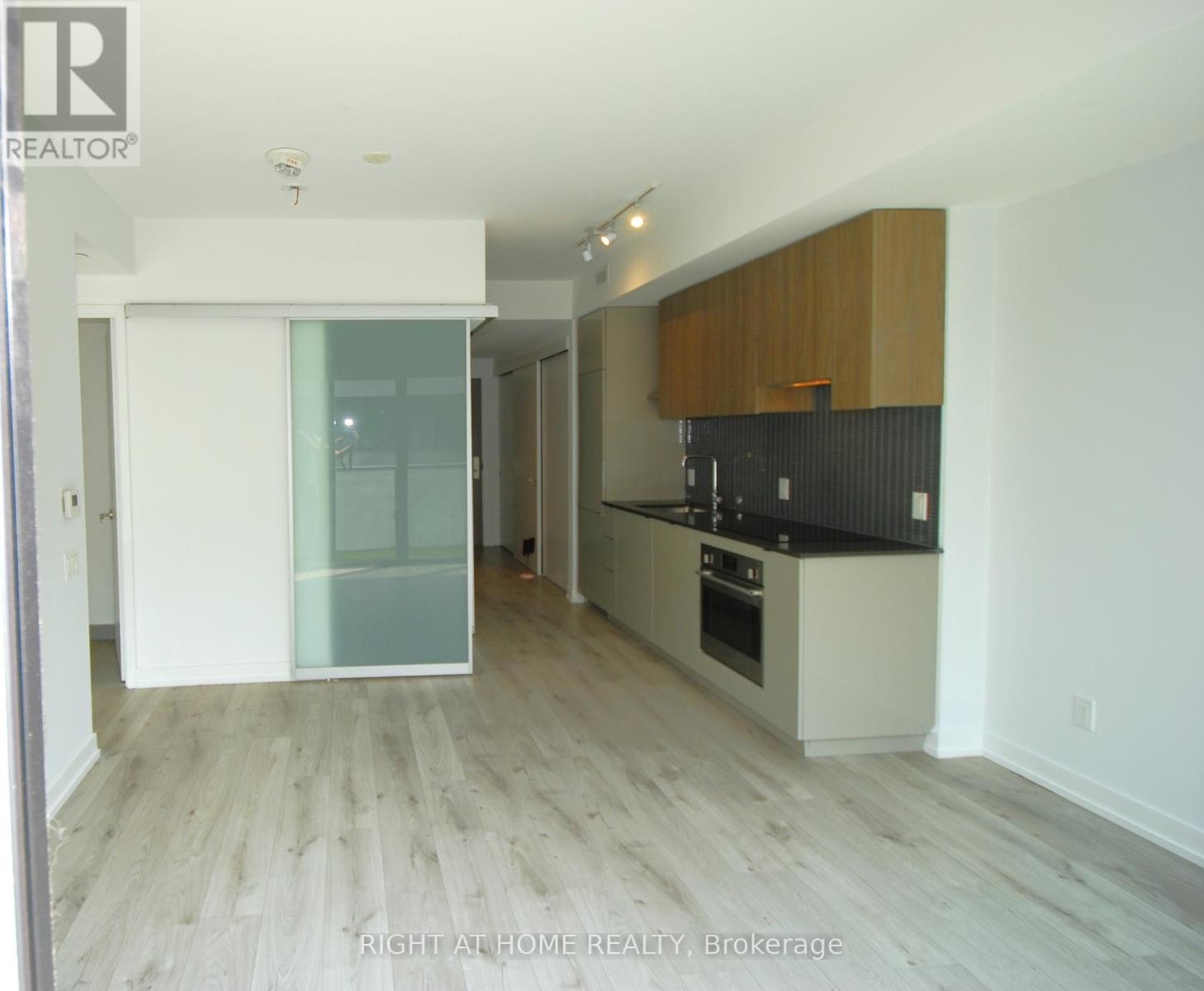 












733 - 161 ROEHAMPTON AVENUE

,
Toronto (Mount Pleasant West),




Ontario
M4P0C8

