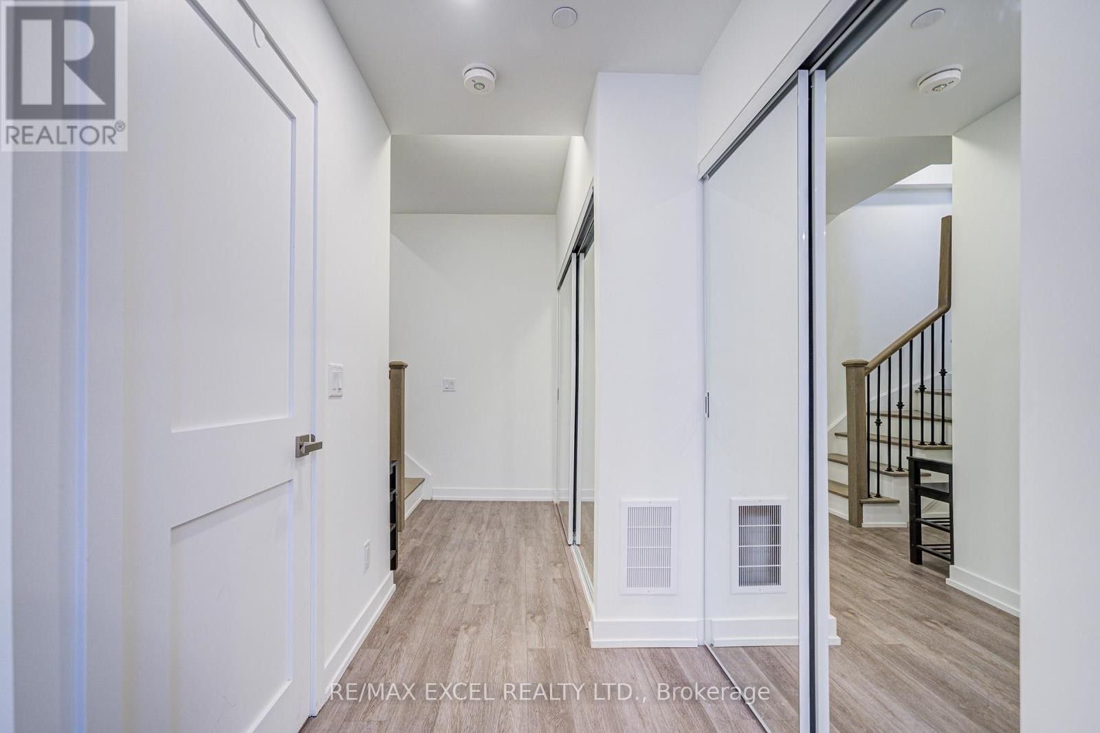 












26 - 51 WINLOCK PARK

,
Toronto (Newtonbrook East),




Ontario
M2M0B8

