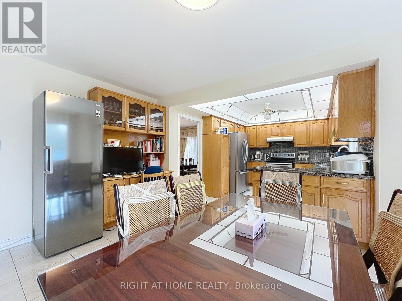 












150 HOLMES AVENUE

,
Toronto (Willowdale East),




Ontario
M2N4M6

