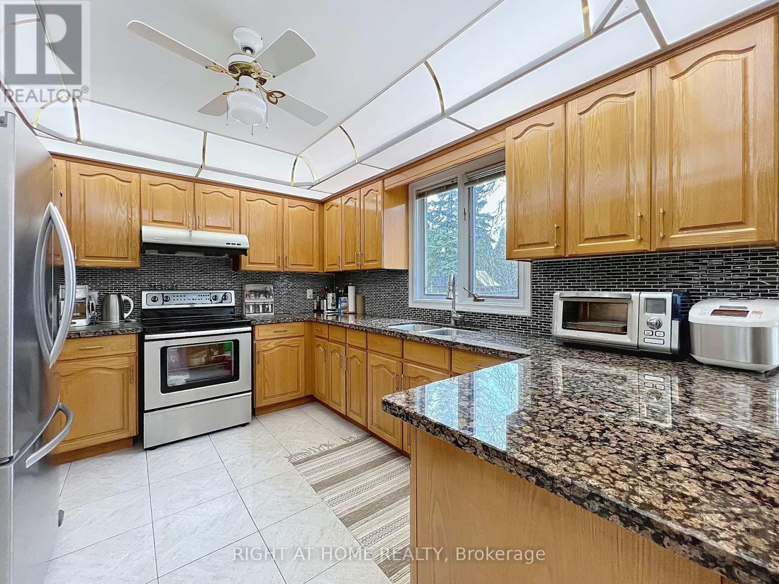 












150 HOLMES AVENUE

,
Toronto (Willowdale East),




Ontario
M2N4M6

