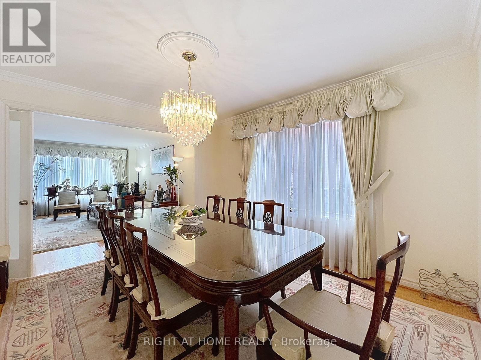 












150 HOLMES AVENUE

,
Toronto (Willowdale East),




Ontario
M2N4M6

