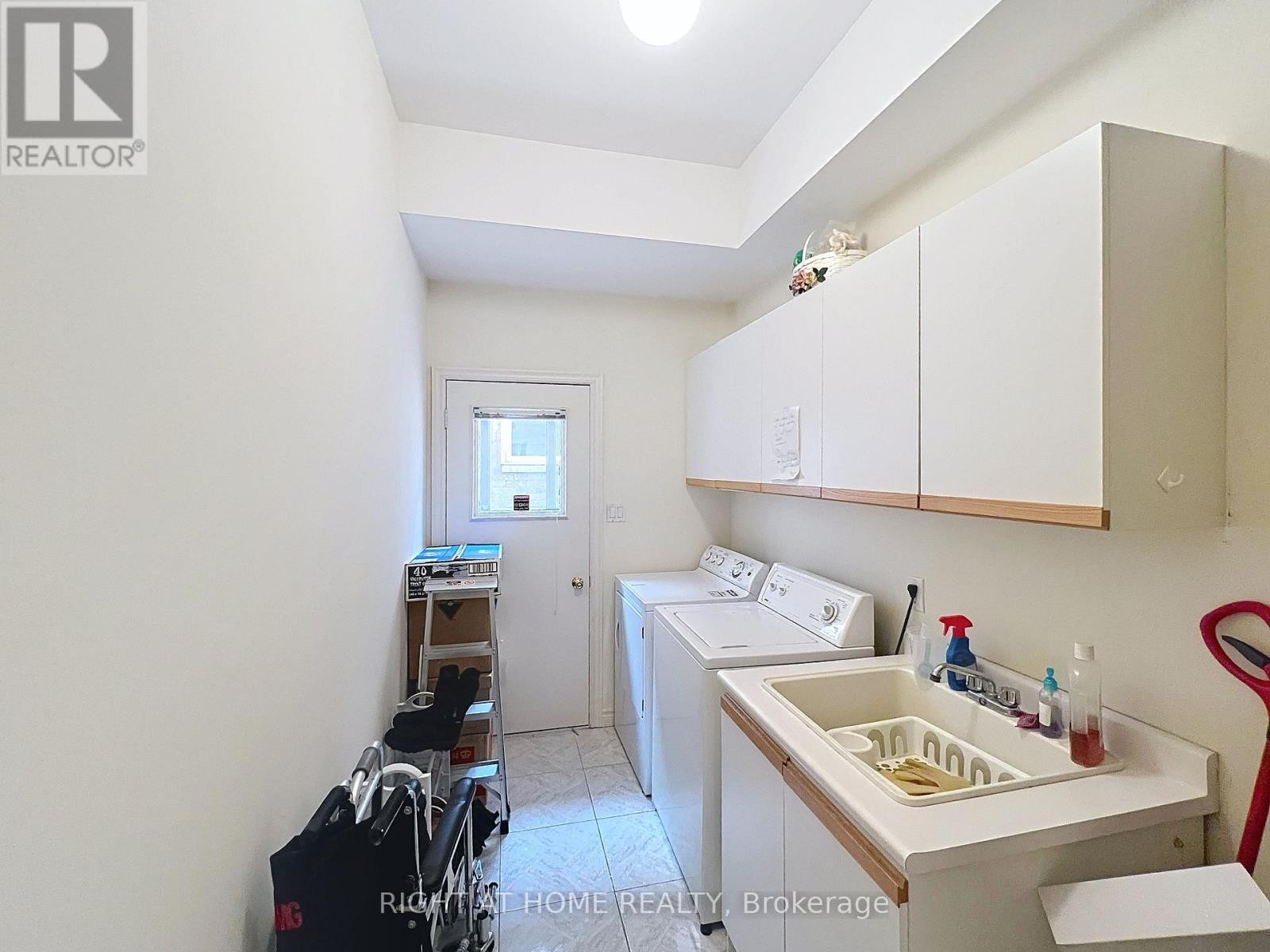 












150 HOLMES AVENUE

,
Toronto (Willowdale East),




Ontario
M2N4M6

