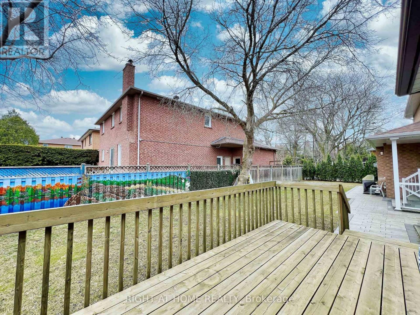 












150 HOLMES AVENUE

,
Toronto (Willowdale East),




Ontario
M2N4M6

