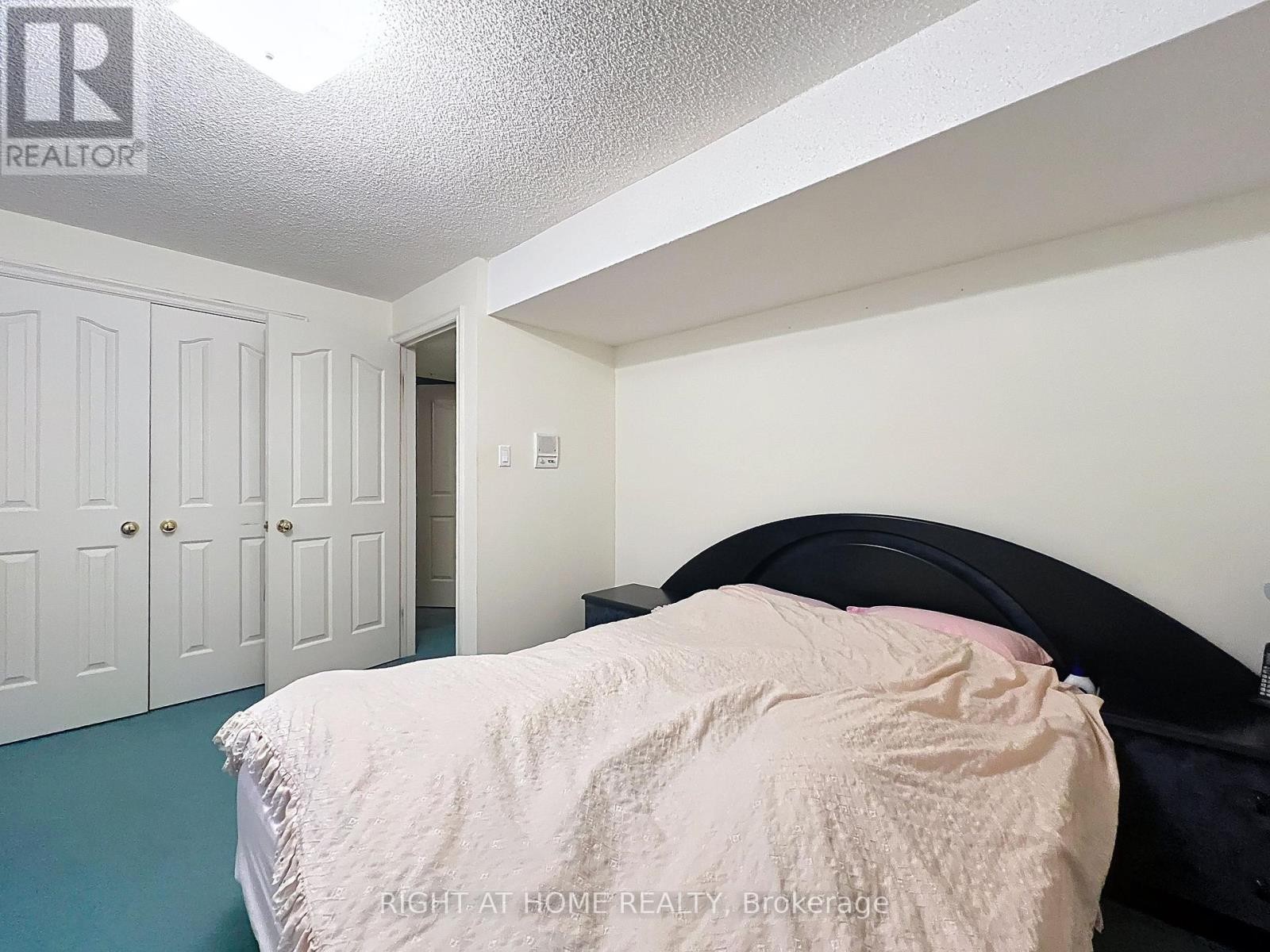 












150 HOLMES AVENUE

,
Toronto (Willowdale East),




Ontario
M2N4M6

