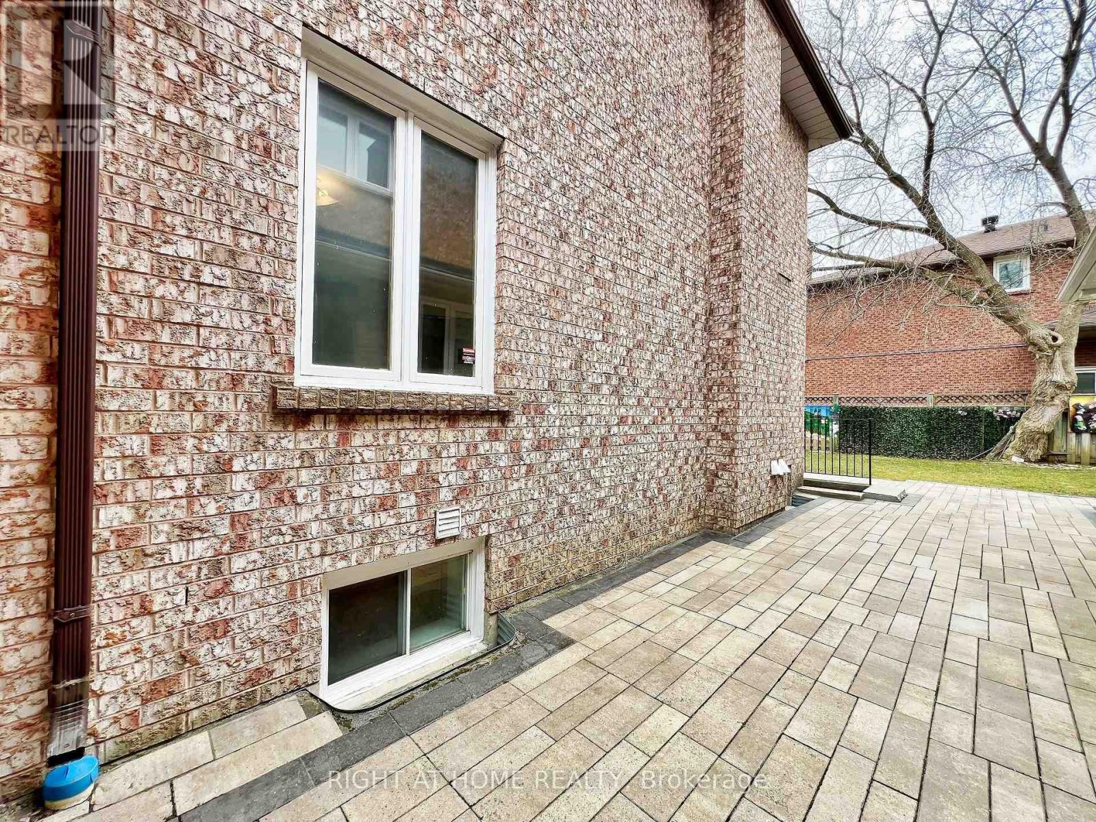 












150 HOLMES AVENUE

,
Toronto (Willowdale East),




Ontario
M2N4M6

