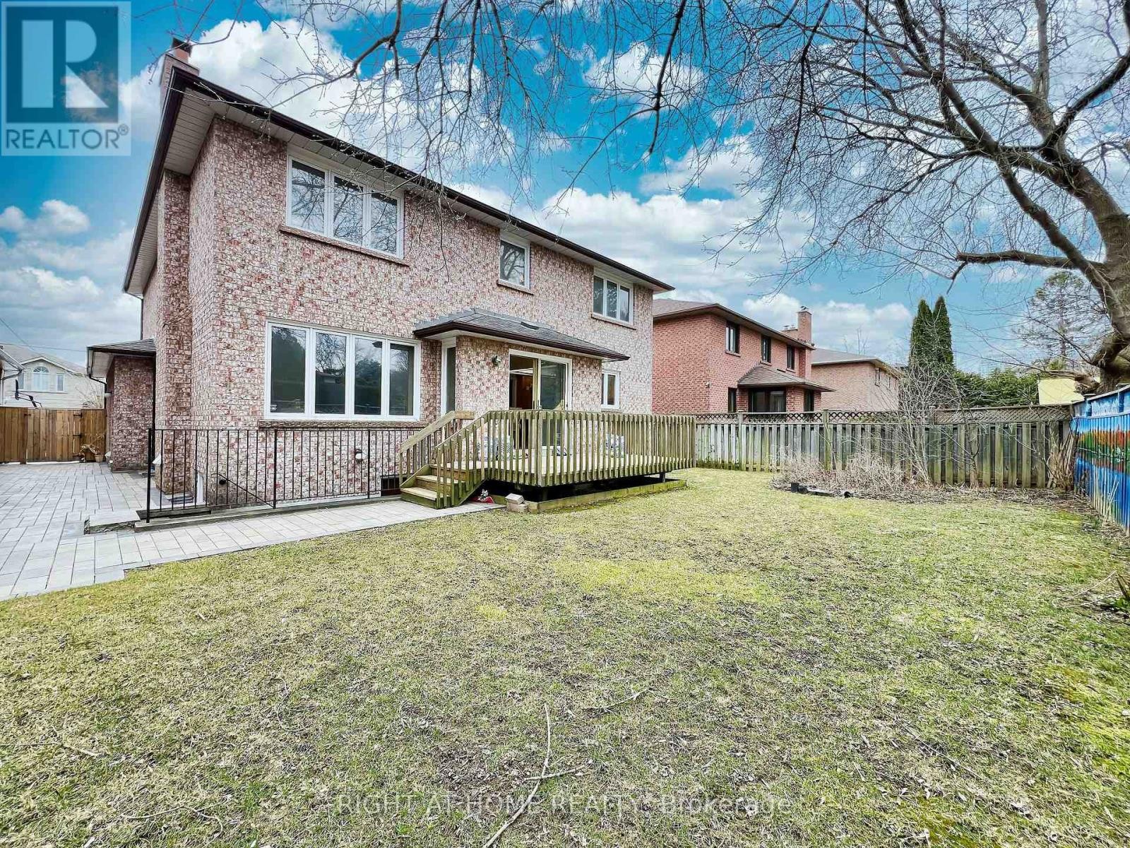 












150 HOLMES AVENUE

,
Toronto (Willowdale East),




Ontario
M2N4M6

