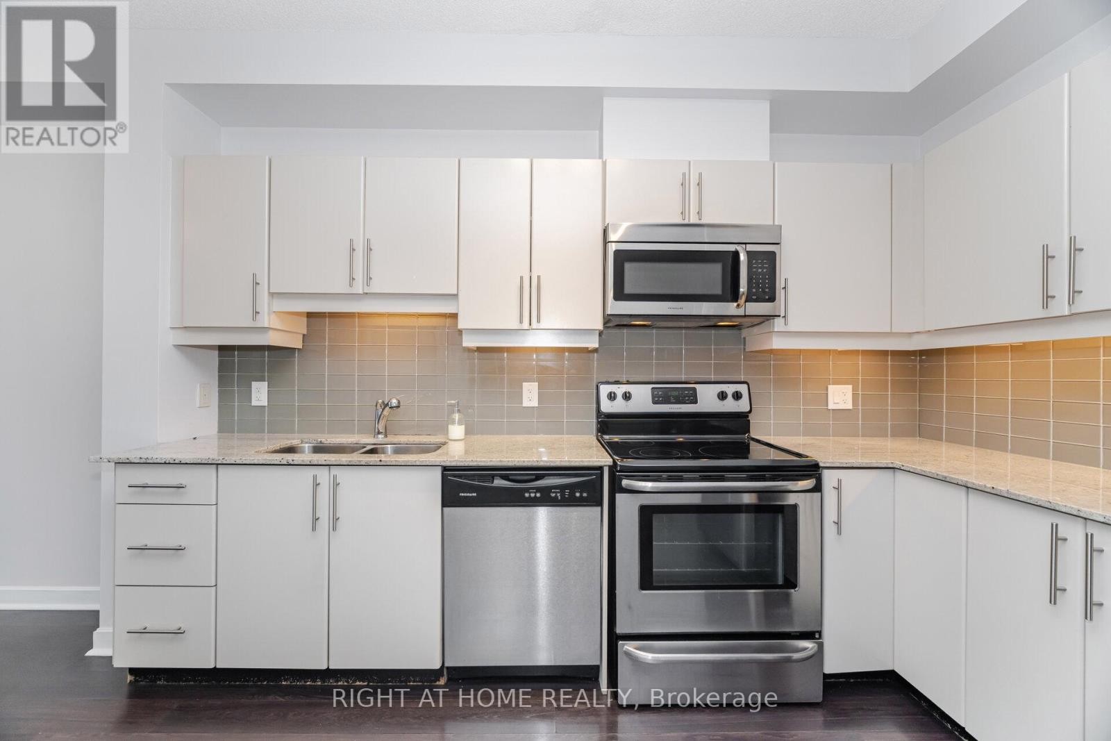 












418 - 33 BAY STREET

,
Toronto (Waterfront Communities),




Ontario
M5J2Z3

