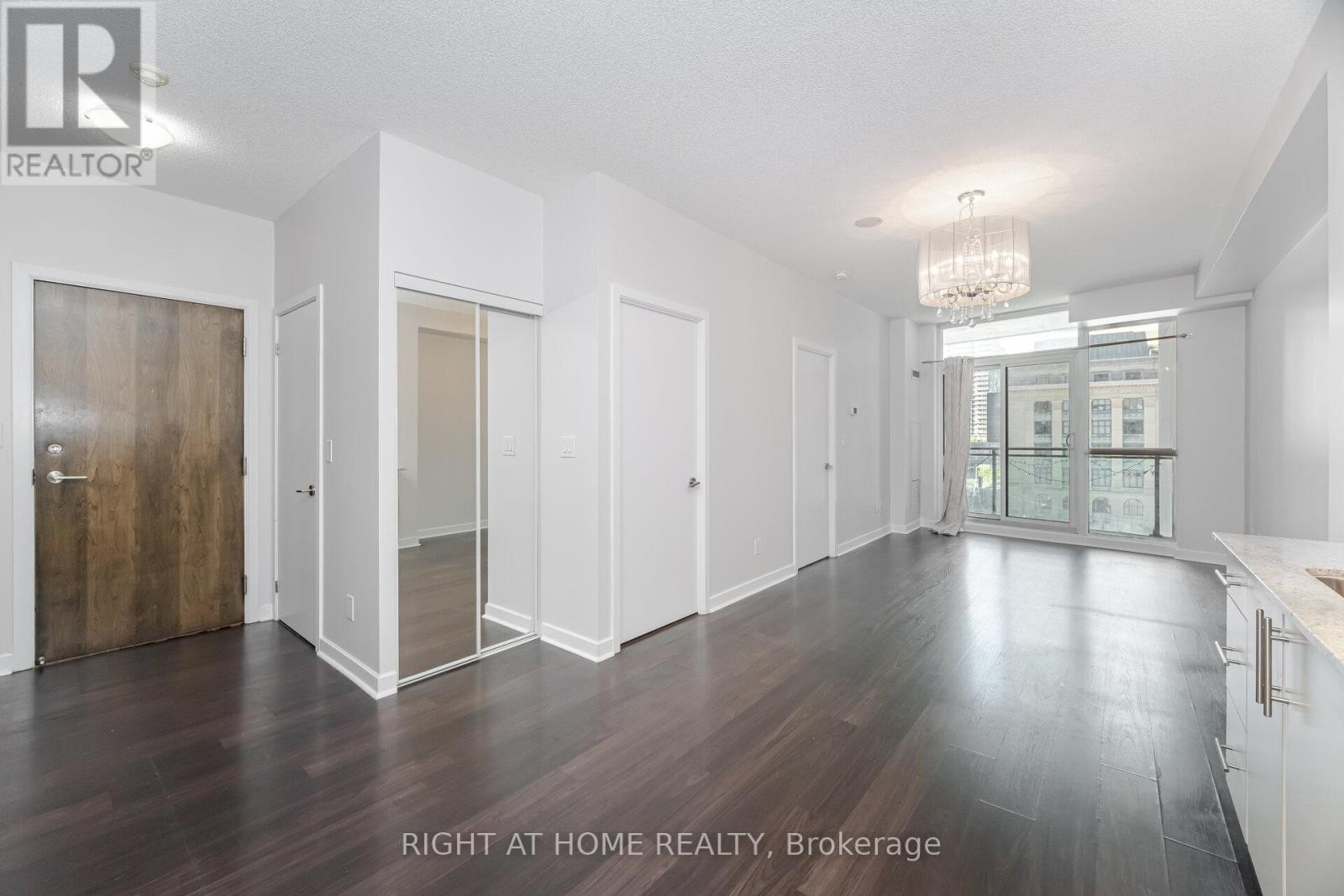 












418 - 33 BAY STREET

,
Toronto (Waterfront Communities),




Ontario
M5J2Z3

