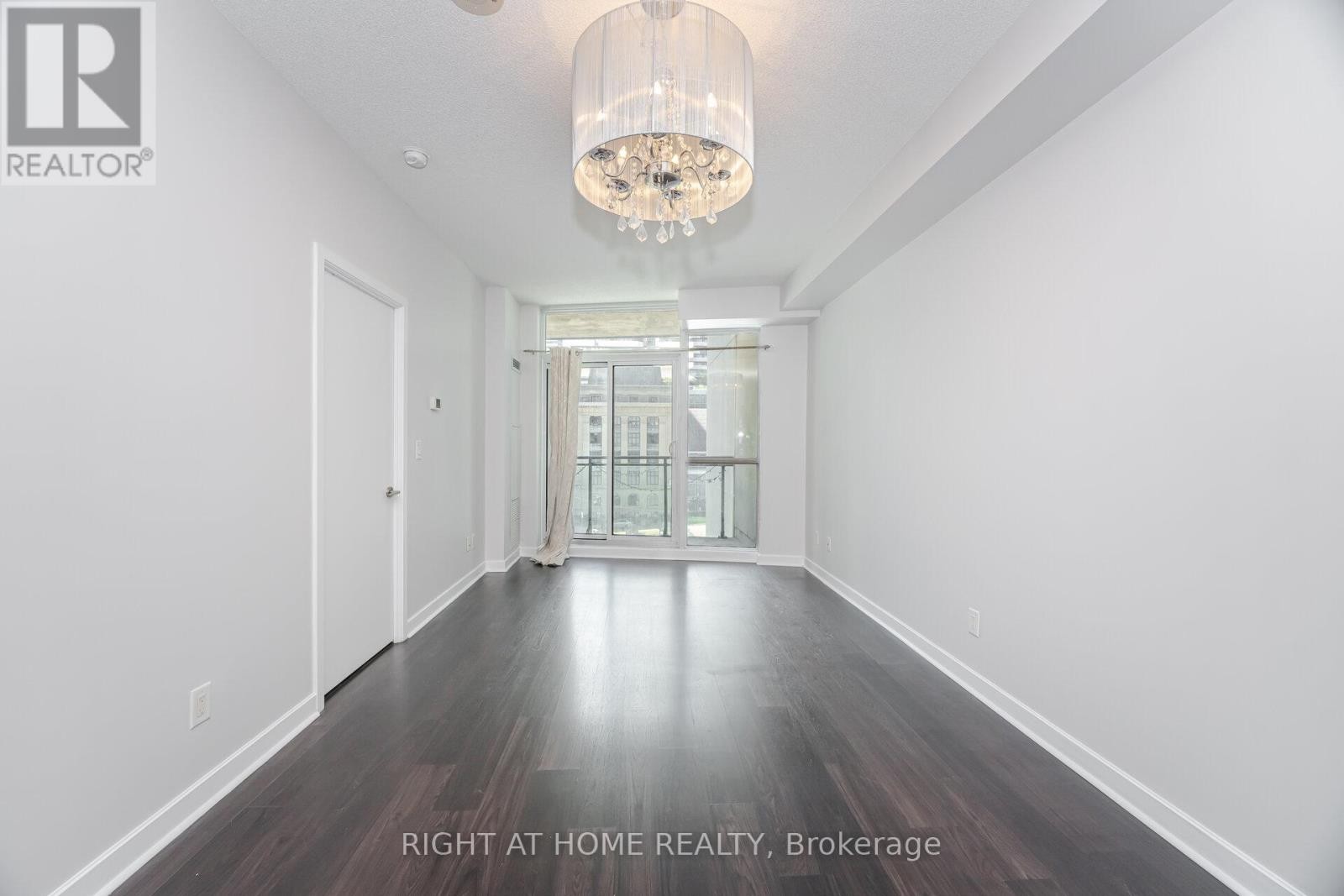 












418 - 33 BAY STREET

,
Toronto (Waterfront Communities),




Ontario
M5J2Z3


