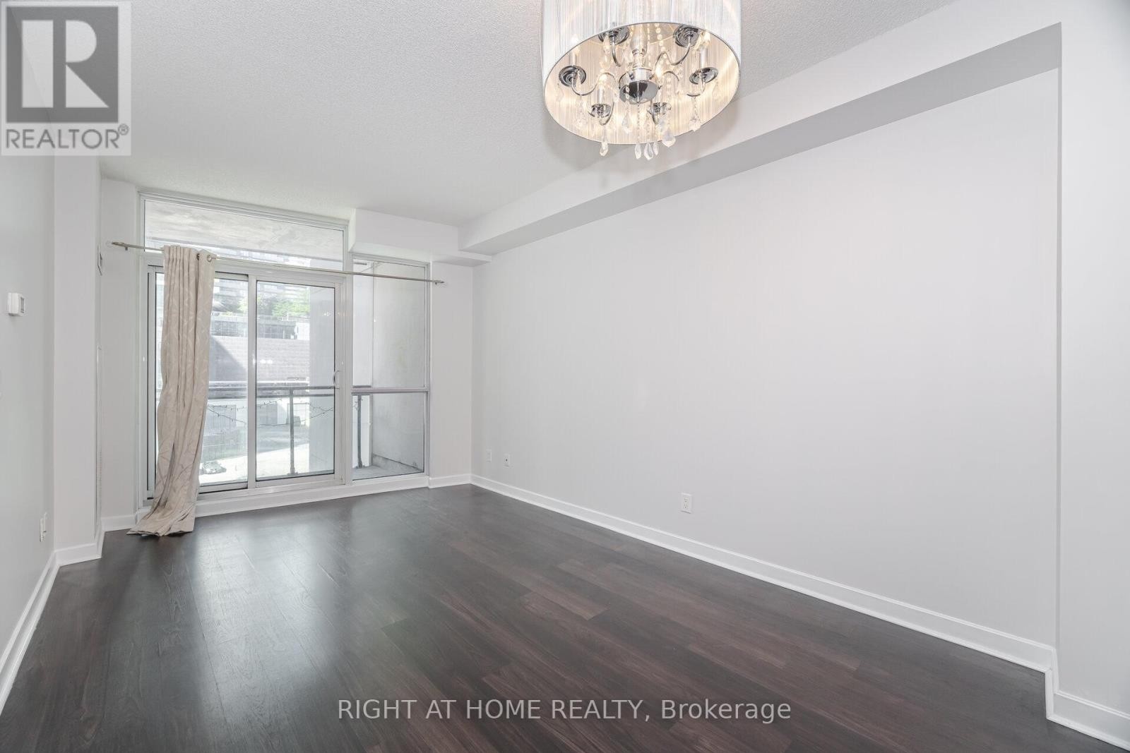 












418 - 33 BAY STREET

,
Toronto (Waterfront Communities),




Ontario
M5J2Z3

