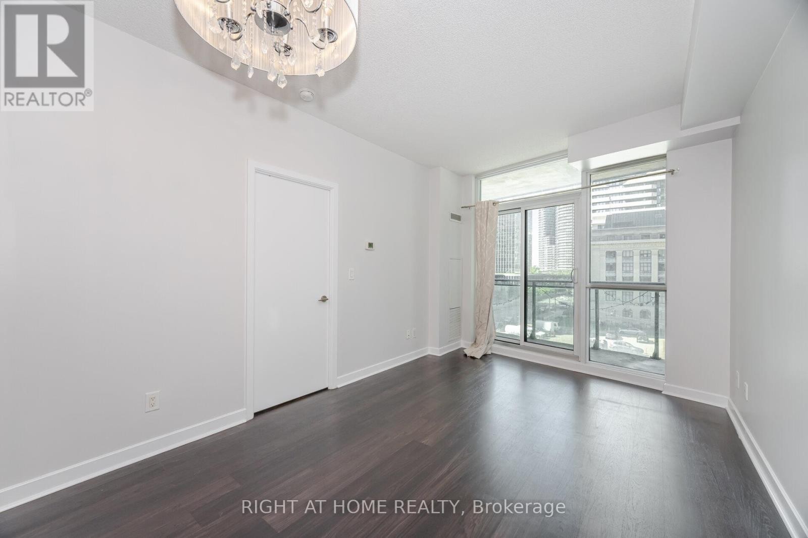 












418 - 33 BAY STREET

,
Toronto (Waterfront Communities),




Ontario
M5J2Z3

