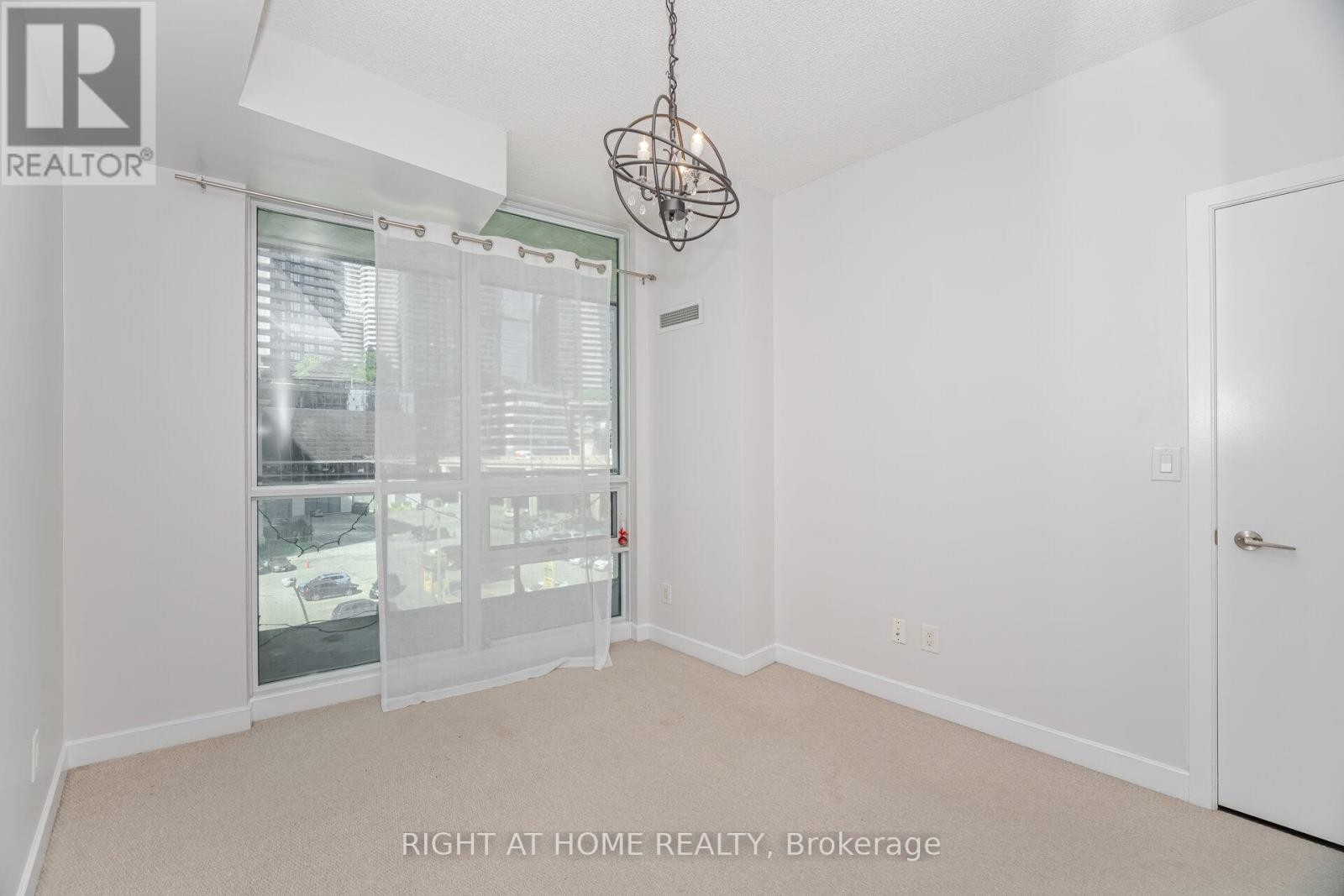 












418 - 33 BAY STREET

,
Toronto (Waterfront Communities),




Ontario
M5J2Z3

