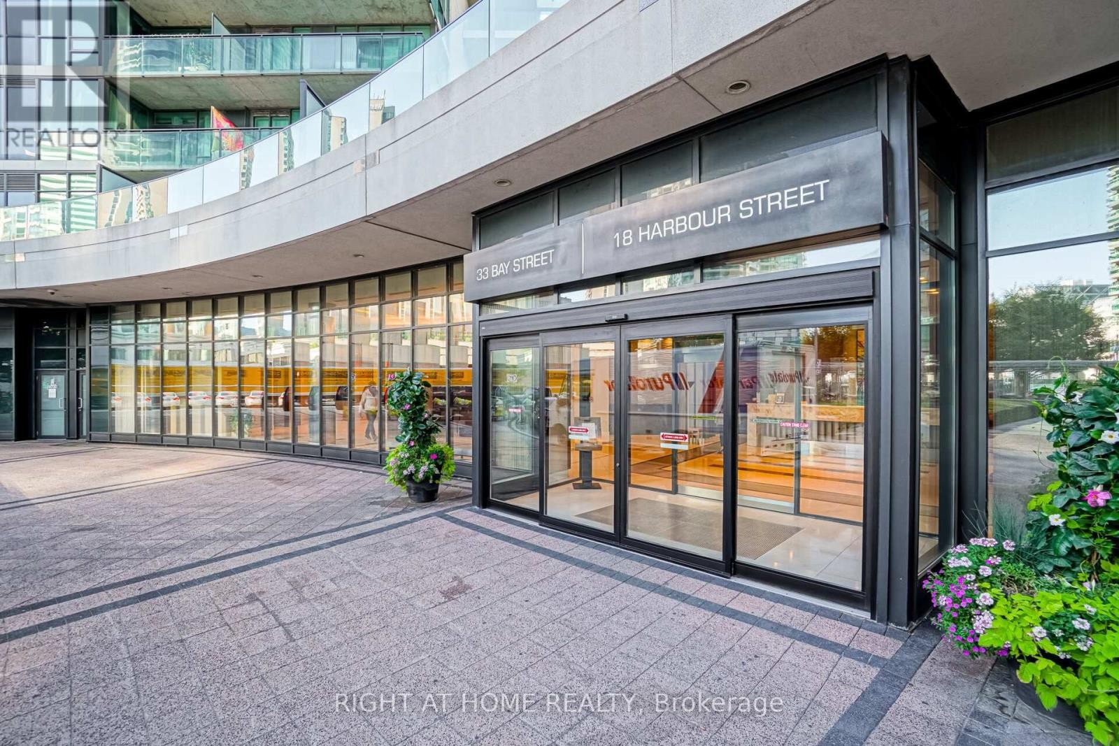 












418 - 33 BAY STREET

,
Toronto (Waterfront Communities),




Ontario
M5J2Z3


