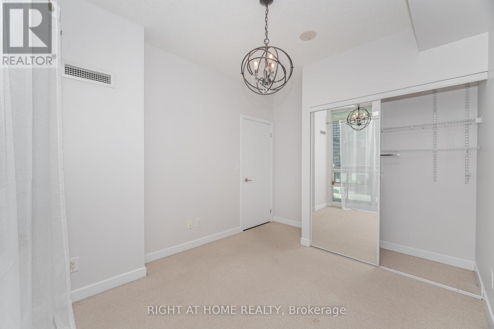 












418 - 33 BAY STREET

,
Toronto (Waterfront Communities),




Ontario
M5J2Z3

