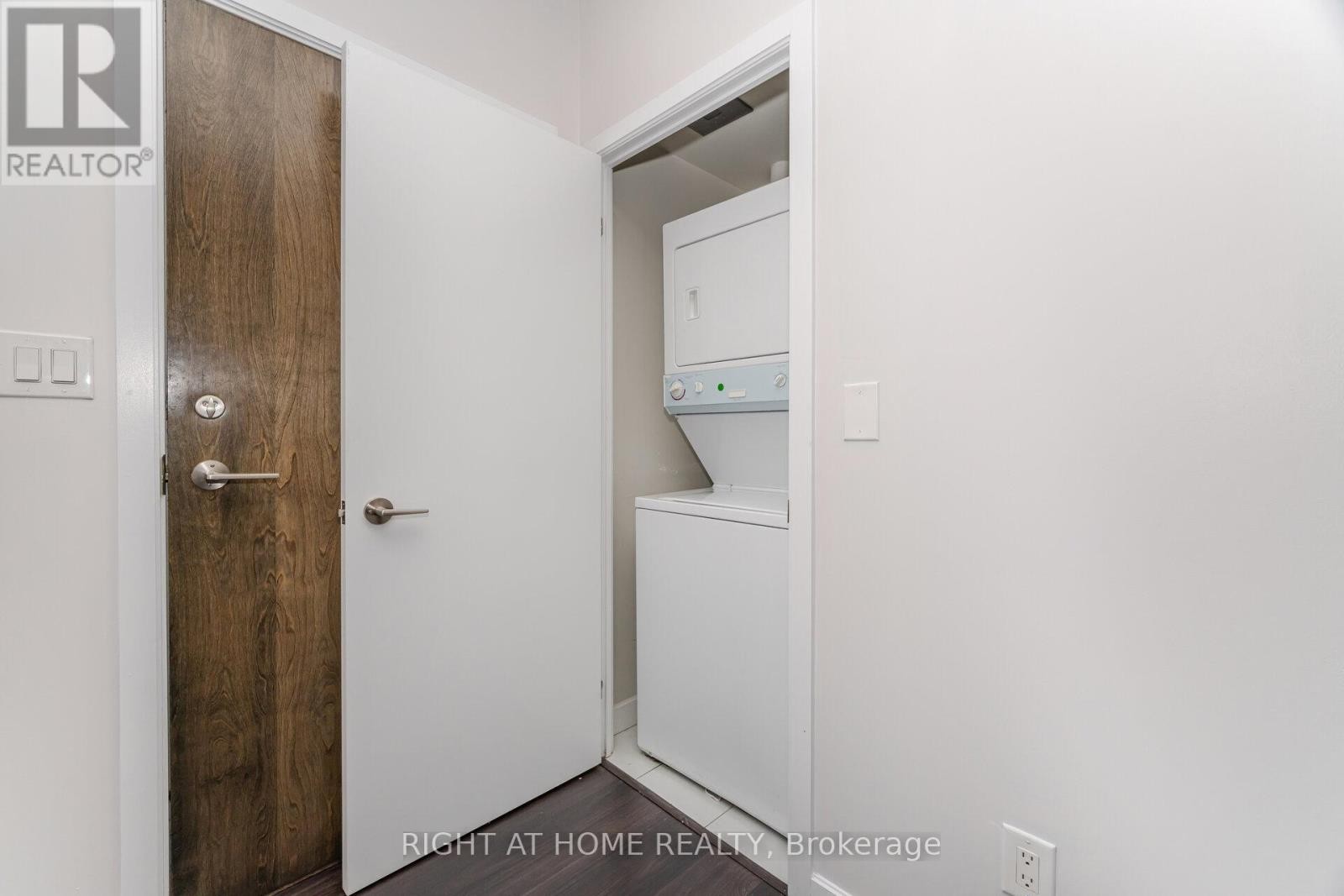 












418 - 33 BAY STREET

,
Toronto (Waterfront Communities),




Ontario
M5J2Z3

