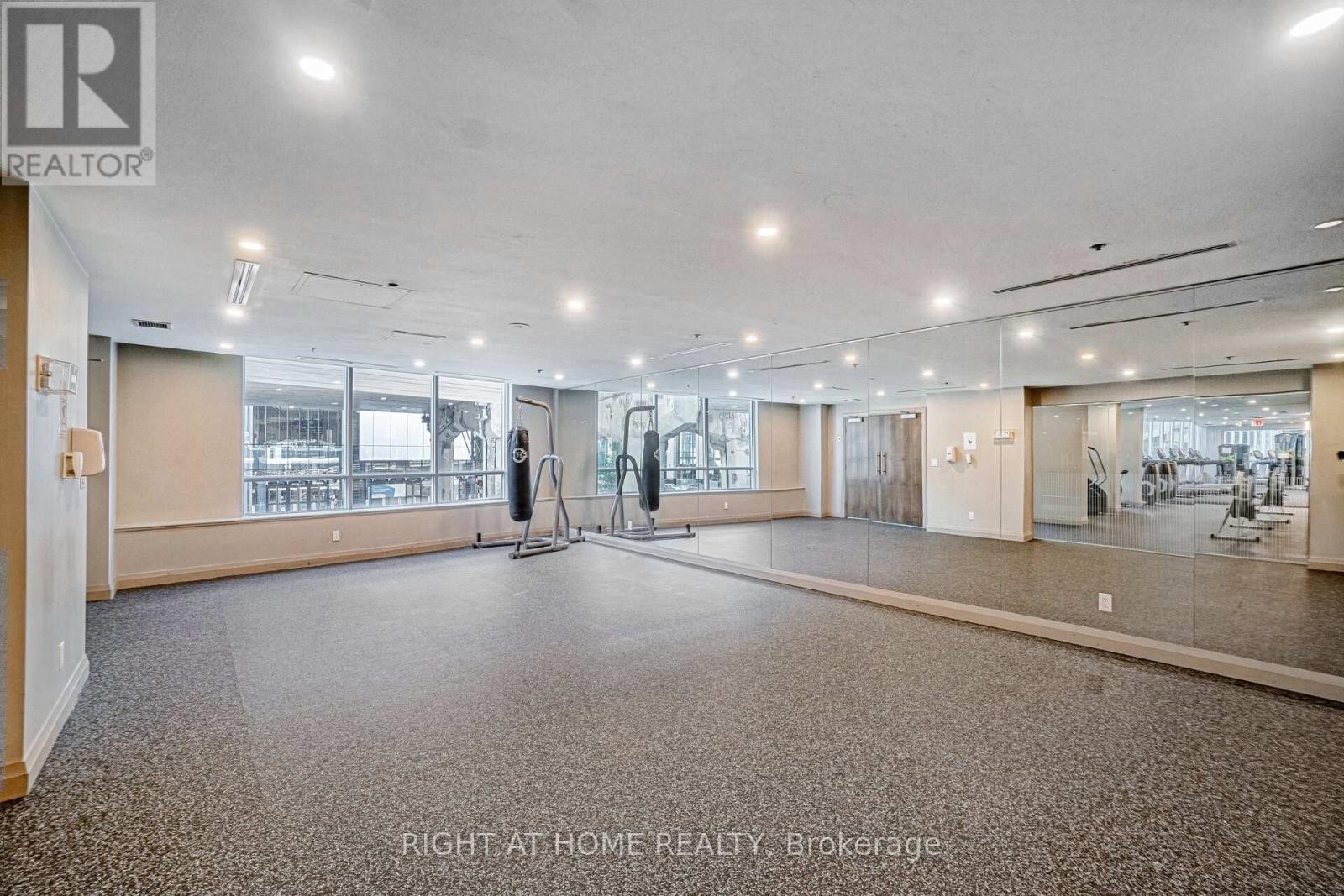 












418 - 33 BAY STREET

,
Toronto (Waterfront Communities),




Ontario
M5J2Z3

