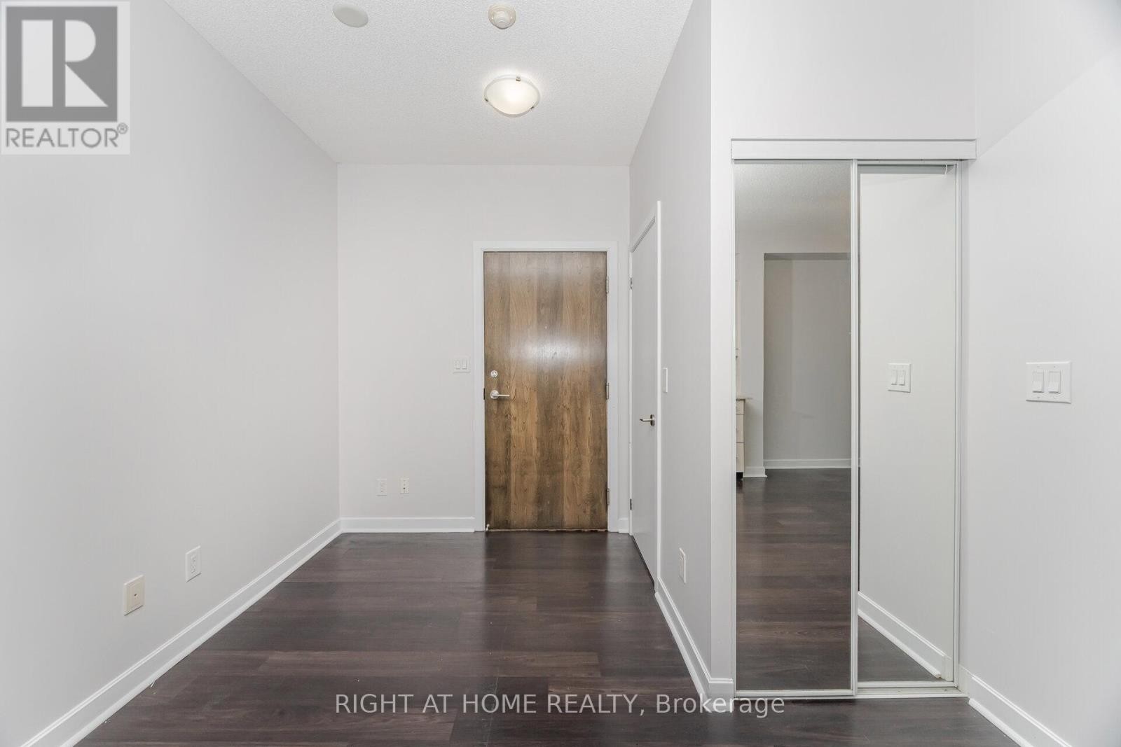 












418 - 33 BAY STREET

,
Toronto (Waterfront Communities),




Ontario
M5J2Z3

