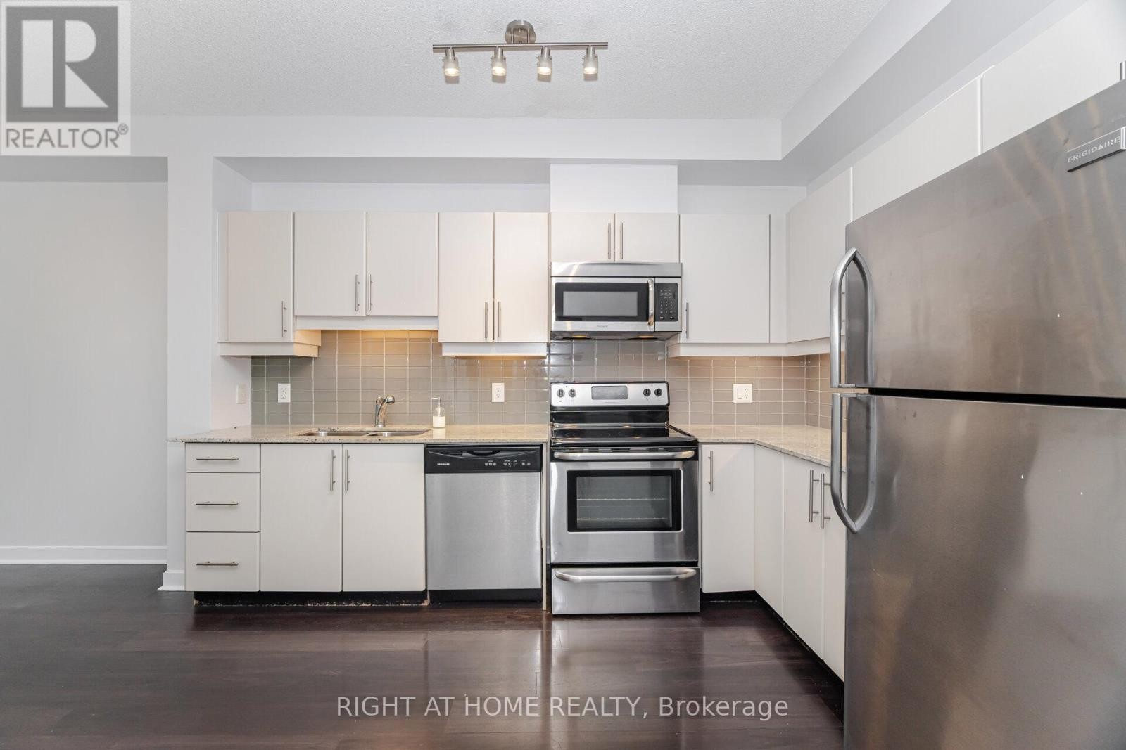 












418 - 33 BAY STREET

,
Toronto (Waterfront Communities),




Ontario
M5J2Z3

