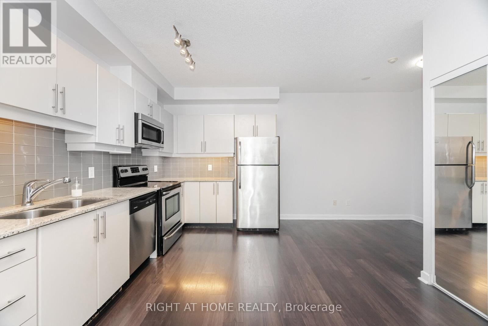 












418 - 33 BAY STREET

,
Toronto (Waterfront Communities),




Ontario
M5J2Z3

