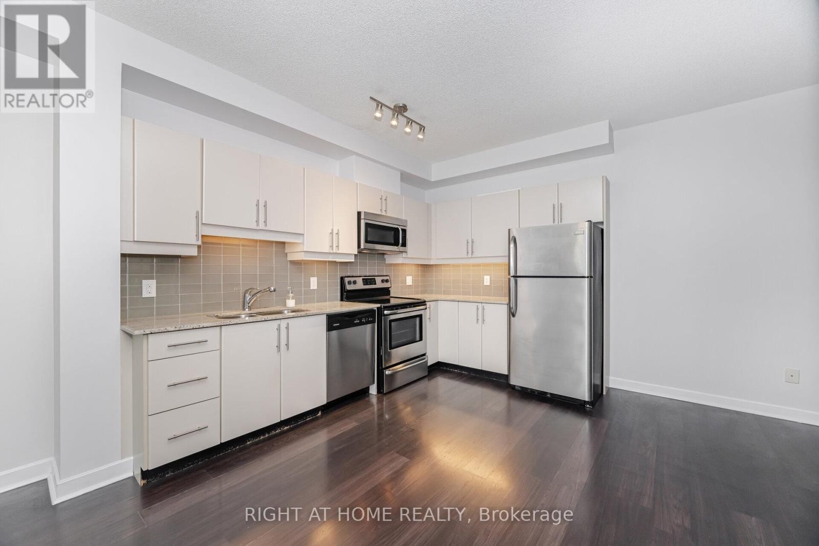 












418 - 33 BAY STREET

,
Toronto (Waterfront Communities),




Ontario
M5J2Z3

