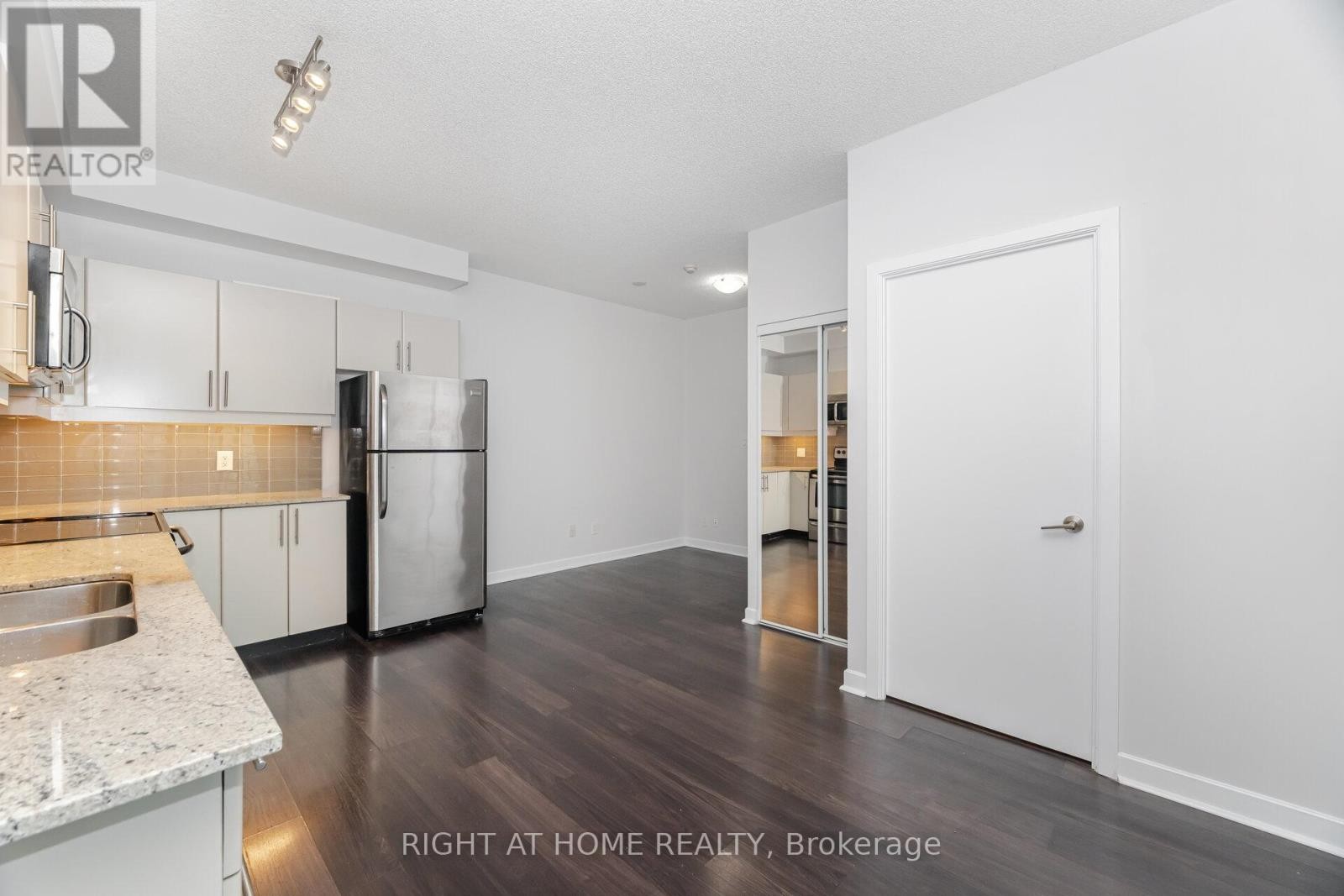 












418 - 33 BAY STREET

,
Toronto (Waterfront Communities),




Ontario
M5J2Z3

