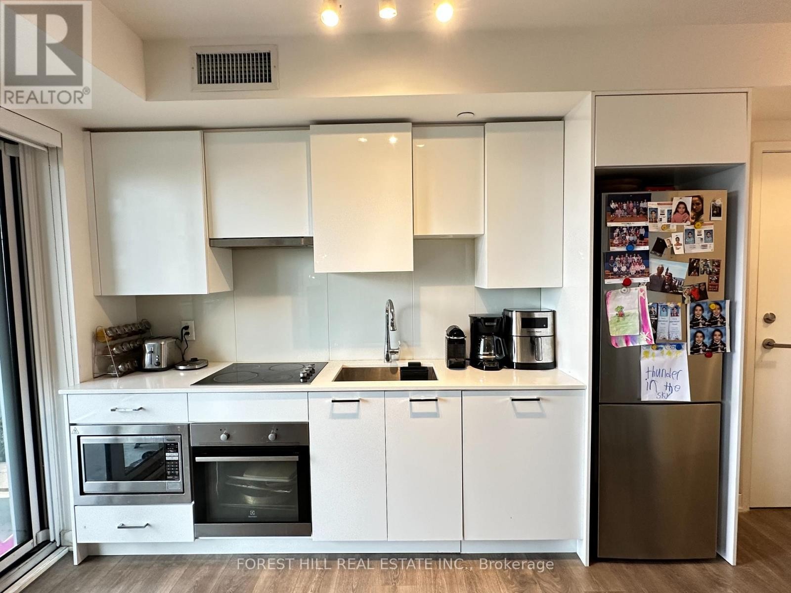 












1403 - 99 BROADWAY AVENUE

,
Toronto (Mount Pleasant West),




Ontario
M4P0E3

