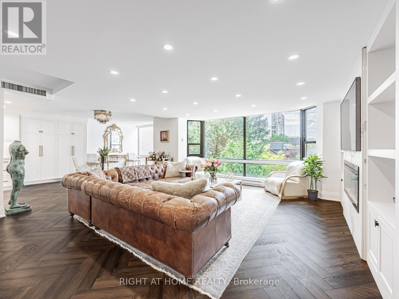 












401 - 1166 BAY STREET

,
Toronto (Bay Street Corridor),




Ontario
M5S2X8

