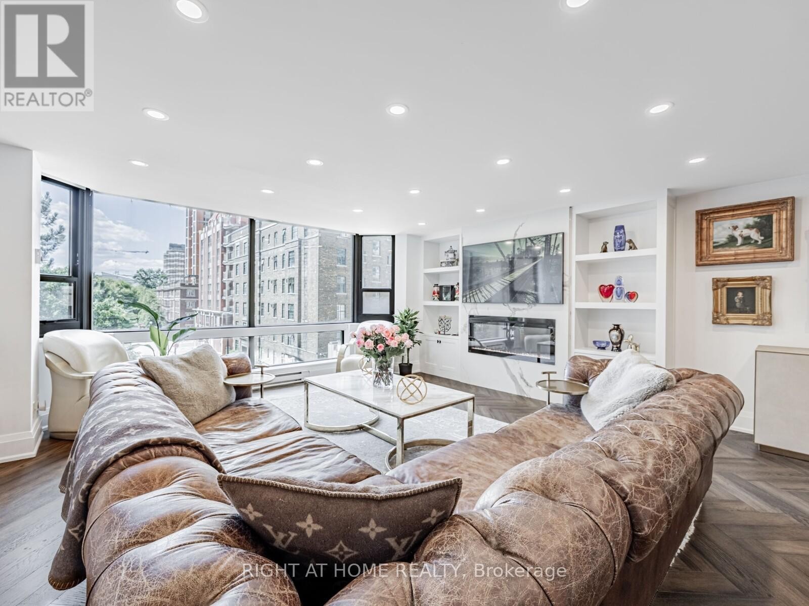 












401 - 1166 BAY STREET

,
Toronto (Bay Street Corridor),




Ontario
M5S2X8

